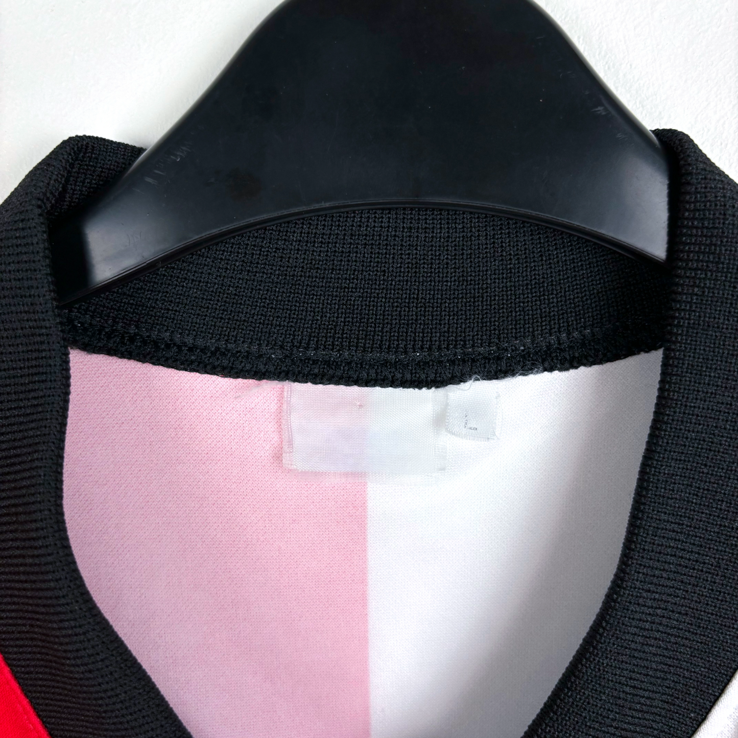 Fiorentina 2001-2002 vintage football shirt collar detail showing black trim and pink-white split design retro football. - Fiorentina 2001-2002 Third Football Shirt Mizuno Maglia Calcio