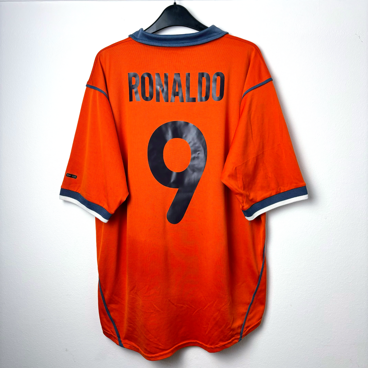 Back view of Inter Milan 2000-2001 Third Shirt – RONALDO 9 – retro soccer jersey by Nike