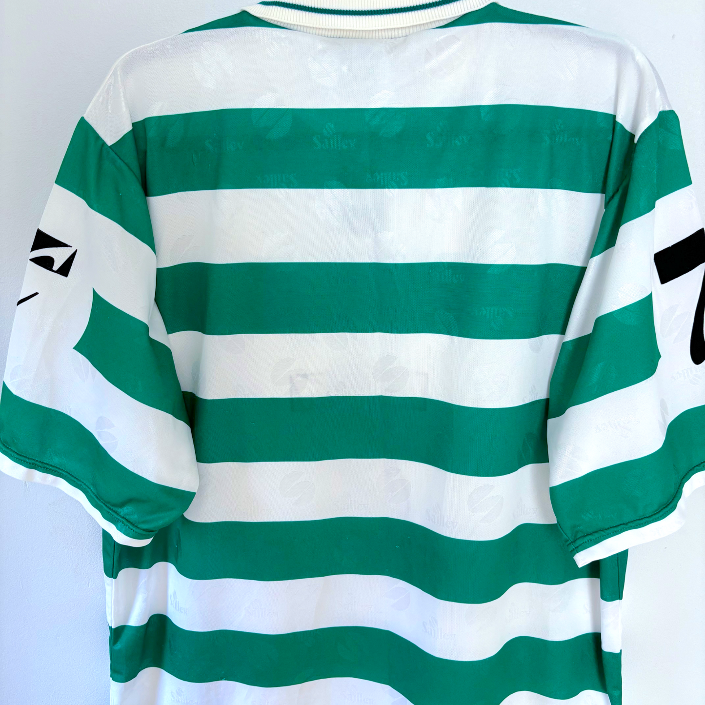 Vintage Sporting CP 1995-1996 home football shirt with green and white horizontal stripes and black sleeve details. - Sporting CP Club Lisbon 1995-1996 Home Football Camisa Shirt Saillev