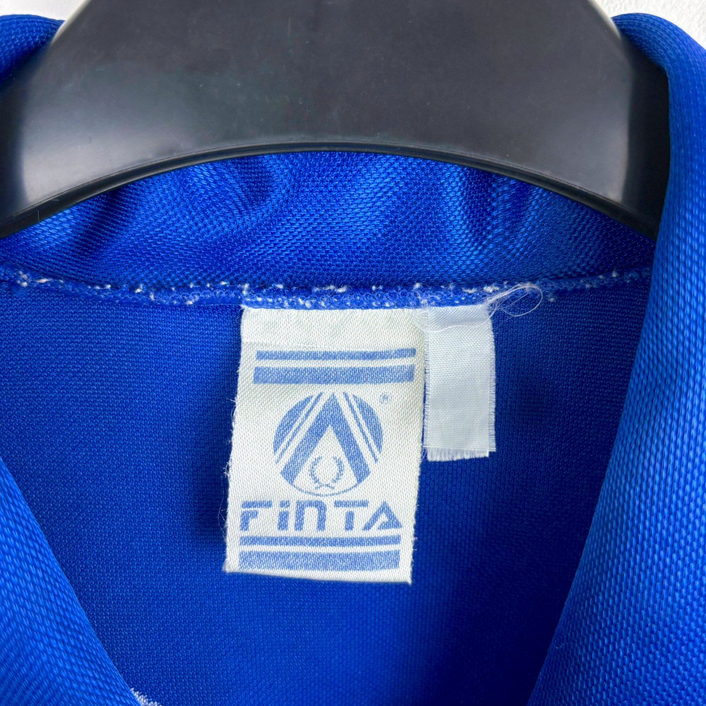 Blue vintage Cruzeiro home football shirt collar with white Finta brand tag and textured fabric. - Cruzeiro 1993/1994/1995 Home Football Shirt Camisa Finta