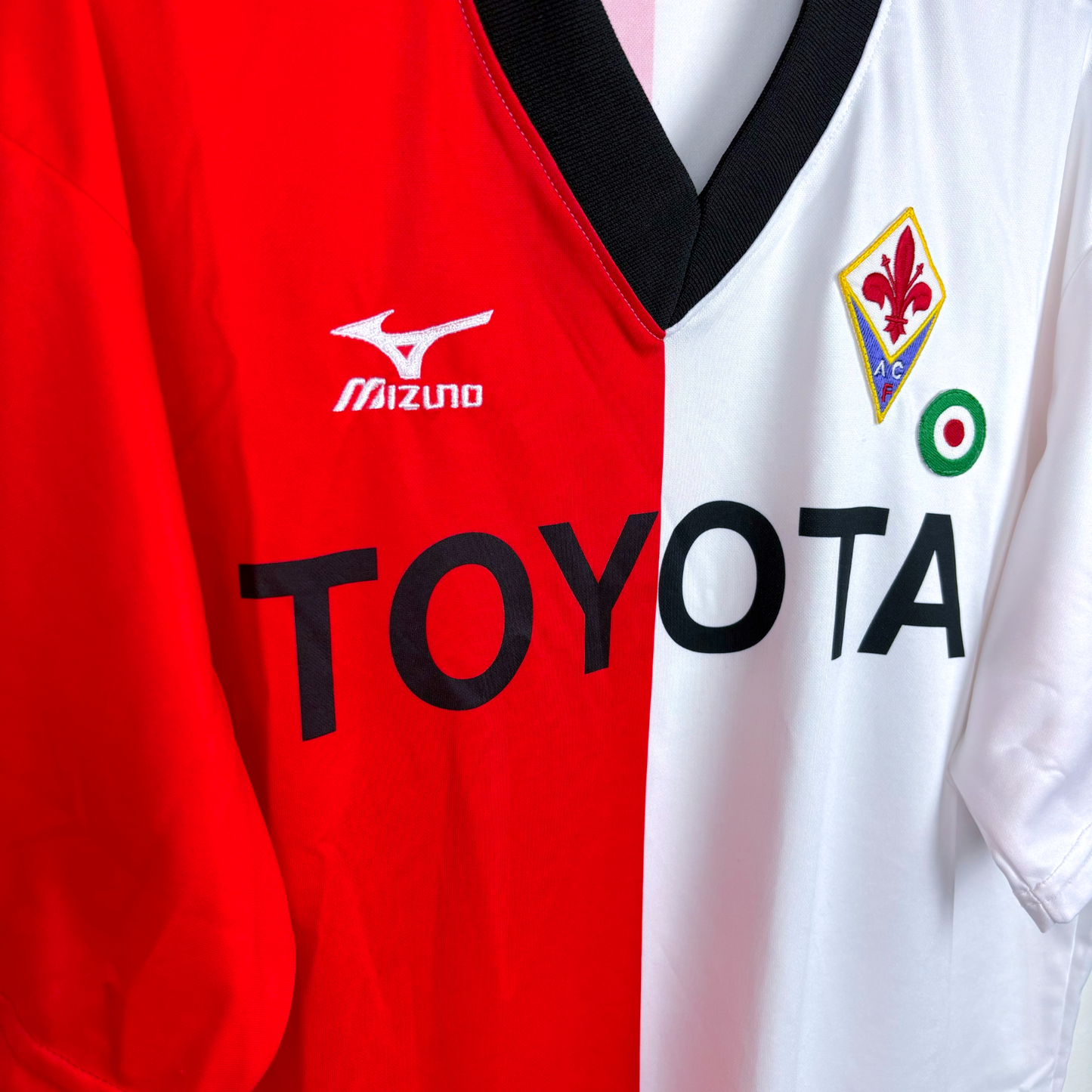 Fiorentina 2001-2002 vintage football shirt in red and white with Toyota sponsor and Mizuno logo, retro soccer jersey style. - Fiorentina 2001-2002 Third Football Shirt Mizuno Maglia Calcio