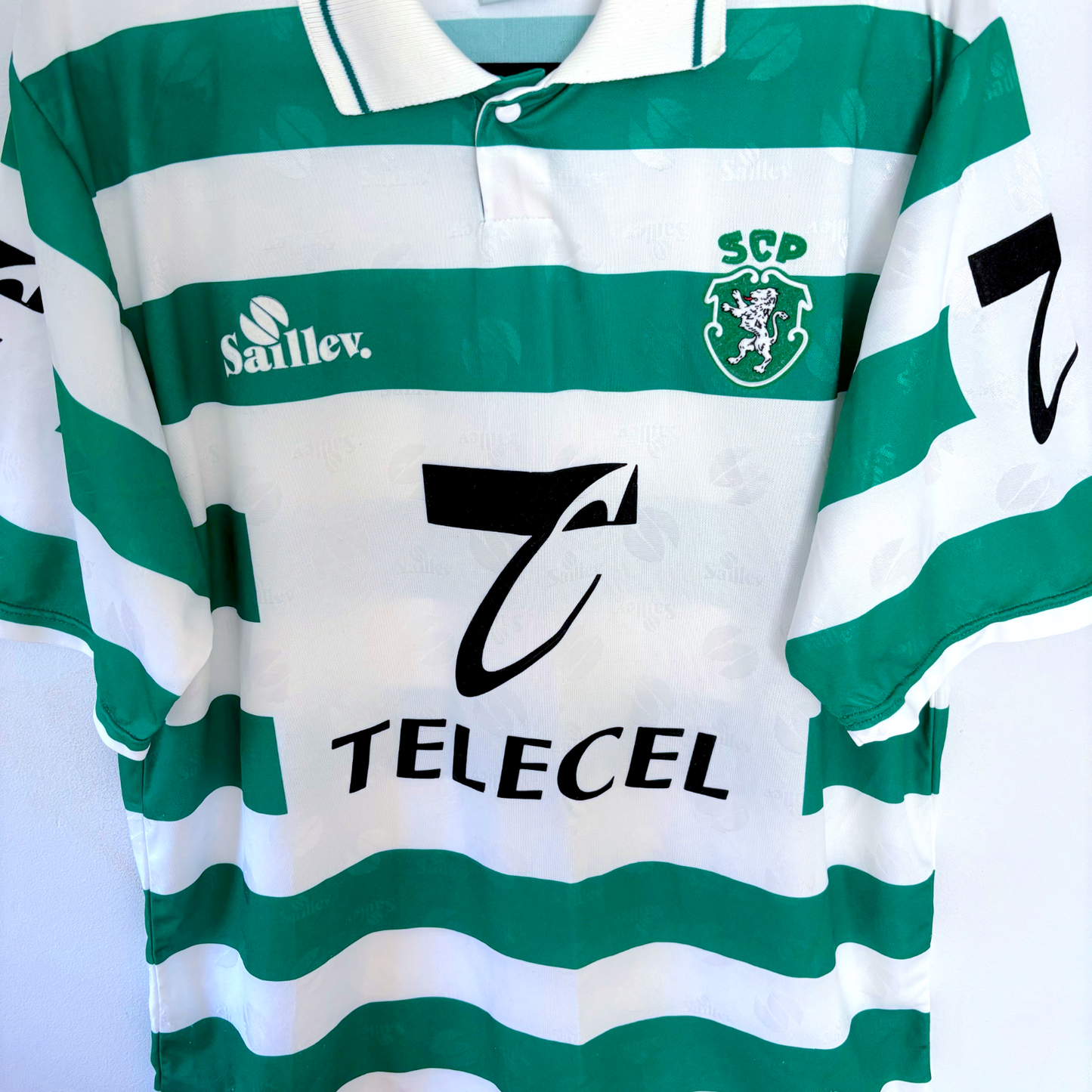 Green and white striped Sporting CP vintage football shirt with Telecel sponsor and club crest. - Sporting CP Club Lisbon 1995-1996 Home Football Camisa Shirt Saillev