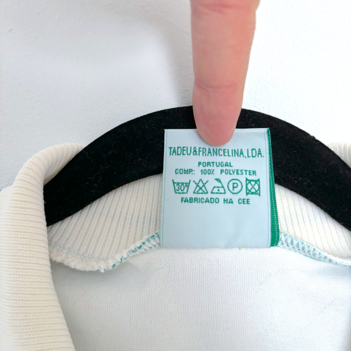 Vintage football shirt label showing 100% polyester fabric and care instructions on Sporting CP 1995-1996 retro soccer. - Sporting CP Club Lisbon 1995-1996 Home Football Camisa Shirt Saillev