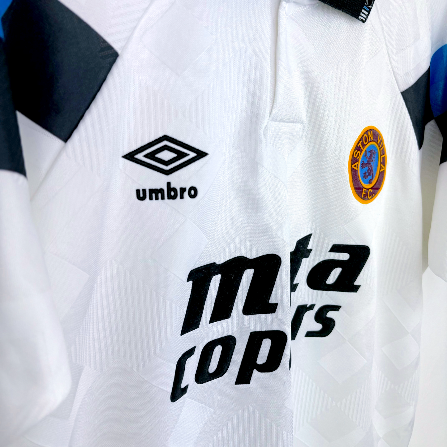 Aston Villa vintage football shirt with Umbro logo and claret and blue club crest on white retro soccer jersey. - Aston Villa 1990/1991/1992/1993 Away Football Shirt Umbro