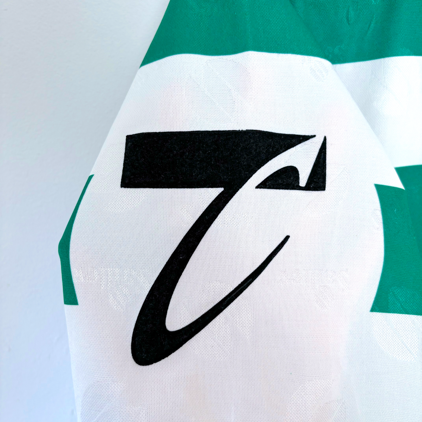 Sporting CP vintage football shirt sleeve with black 7 number on white fabric, classic retro football shirts detail. - Sporting CP Club Lisbon 1995-1996 Home Football Camisa Shirt Saillev