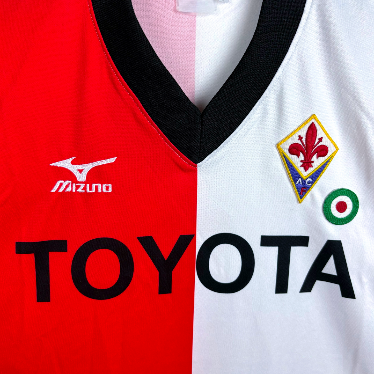 Fiorentina 2001-2002 vintage football shirt with red and white halves, black V-neck, Mizuno logo, and Toyota sponsor. - Fiorentina 2001-2002 Third Football Shirt Mizuno Maglia Calcio