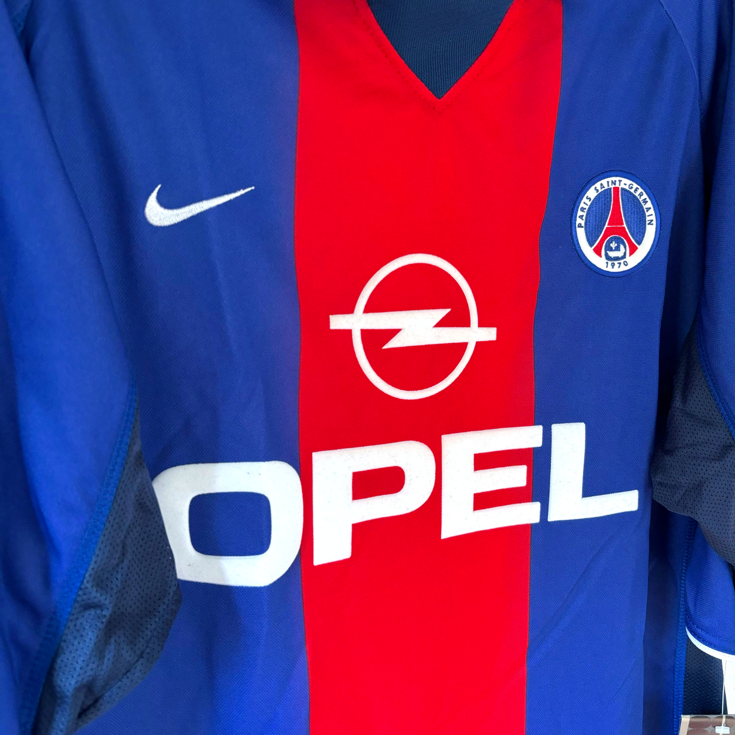 Vintage retro football shirt featuring Paris Saint Germain 1999-2000 home design with blue and red vertical stripes, Nike. - BWNT Paris Saint Germain PSG 1999-2000 Home Football Shirt Maillot Nike
