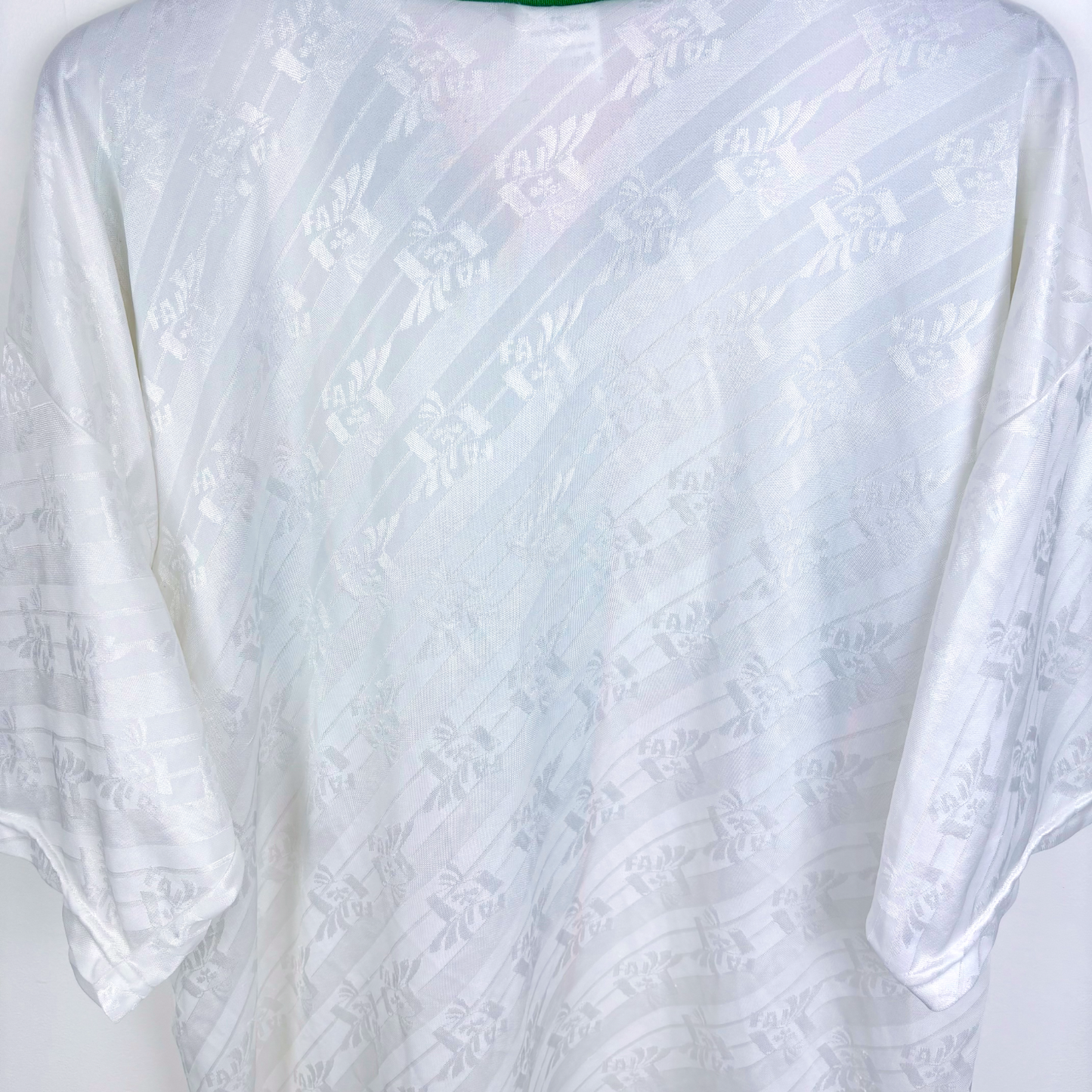 White Adidas vintage football shirt with subtle Ireland 1994-1995 USA World Cup print, retro soccer jersey design. - Eire Ireland 1994-1995 USA World Cup Away Football Shirt Adidas