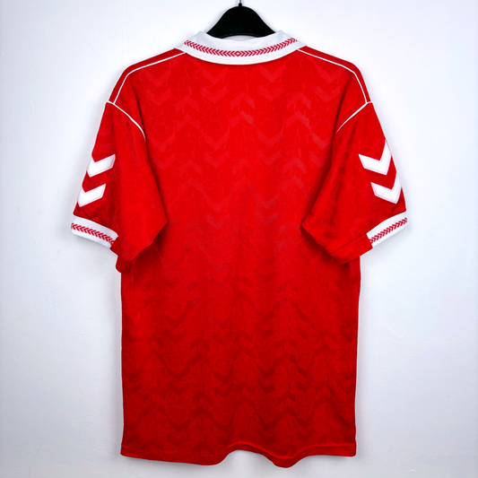 Rear view of old Benfica home soccer jersey 'hummel' and 'Casino Estoril' text, featuring Benfica club crest. Red body with white trim.