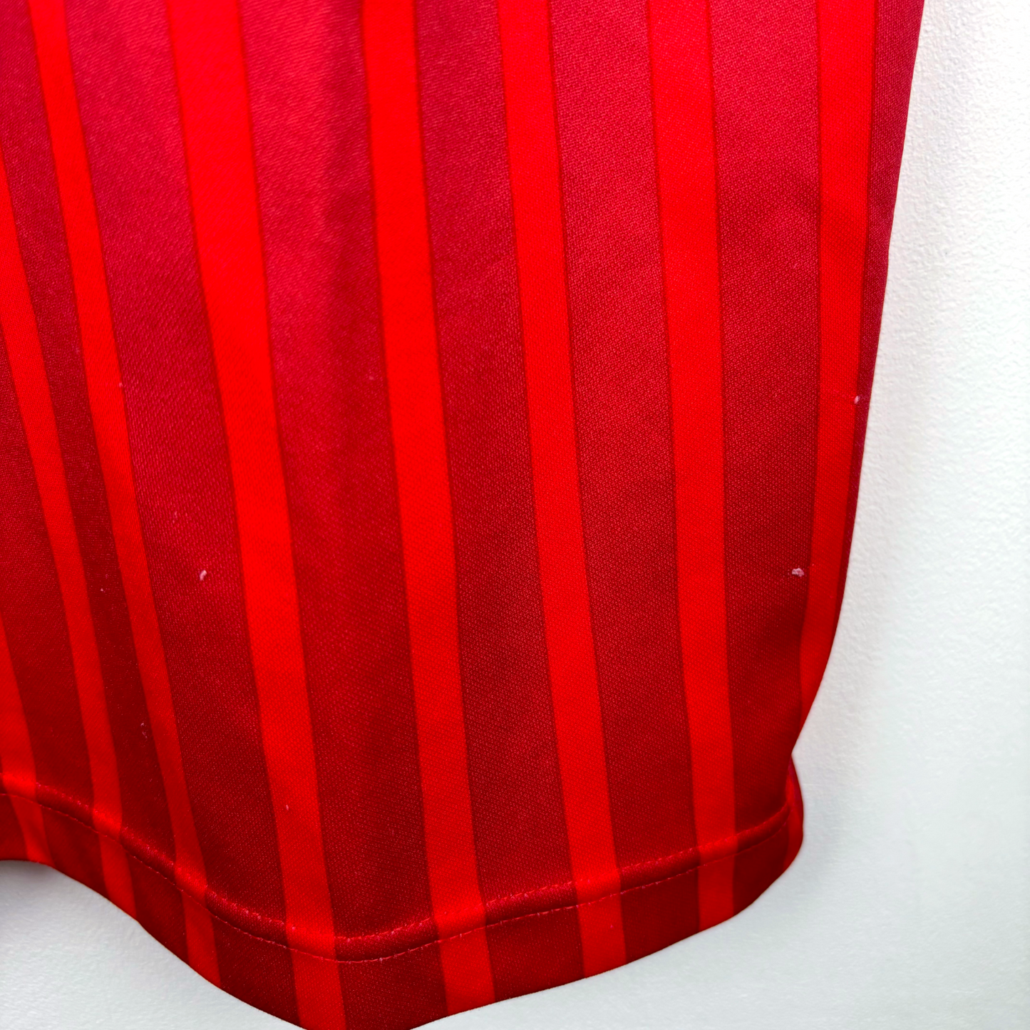 Red vintage football shirt with vertical stripes from Morocco 1994/1995/1996, retro soccer jersey detail. - Morocco 1994/1995/1996 Home Football Shirt Maglia Calcio Lotto