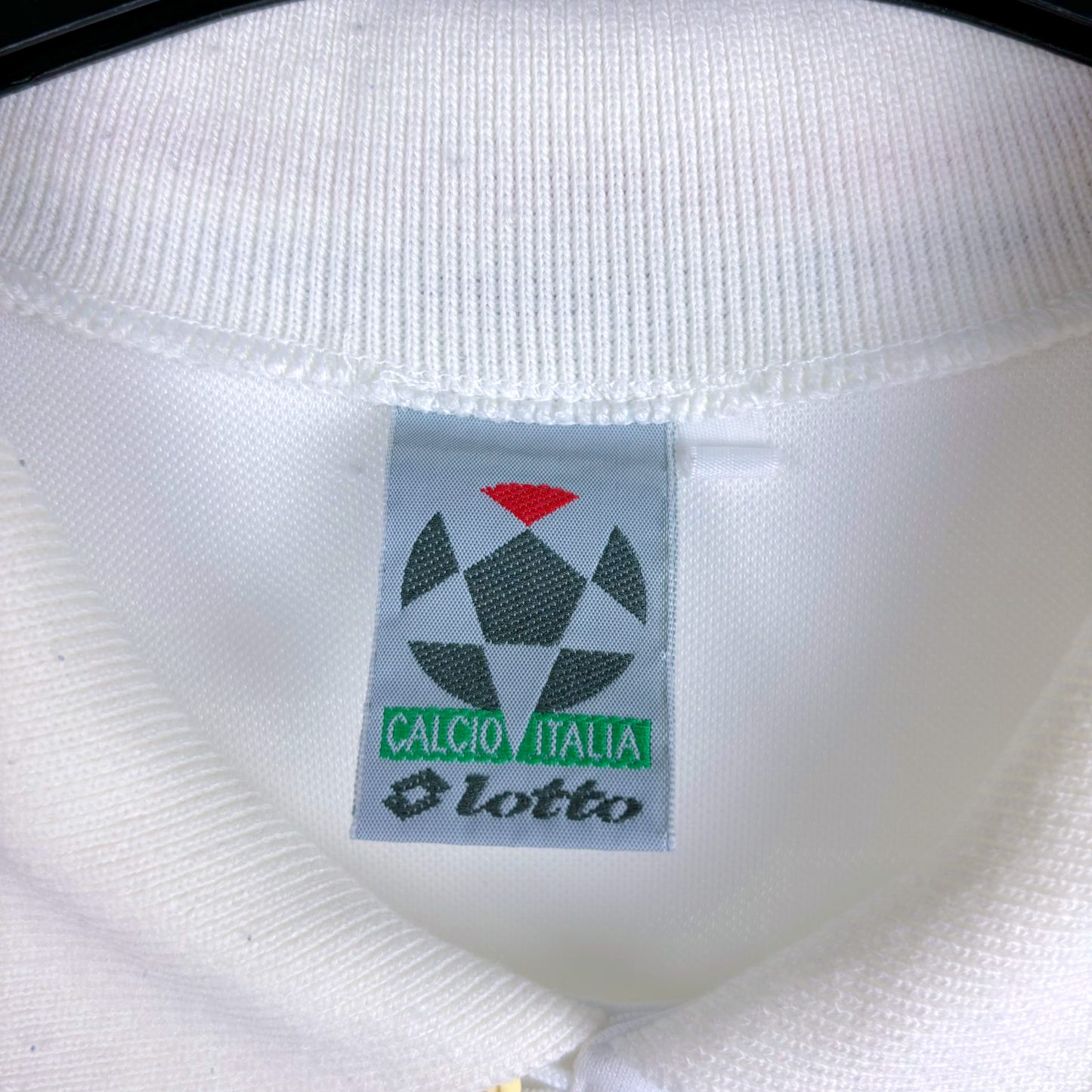White ribbed collar with Lotto brand tag featuring Calcio Italia logo in green, red, and gray. - Croatia 1996/1997/1998 Lotto Away Football Shirt