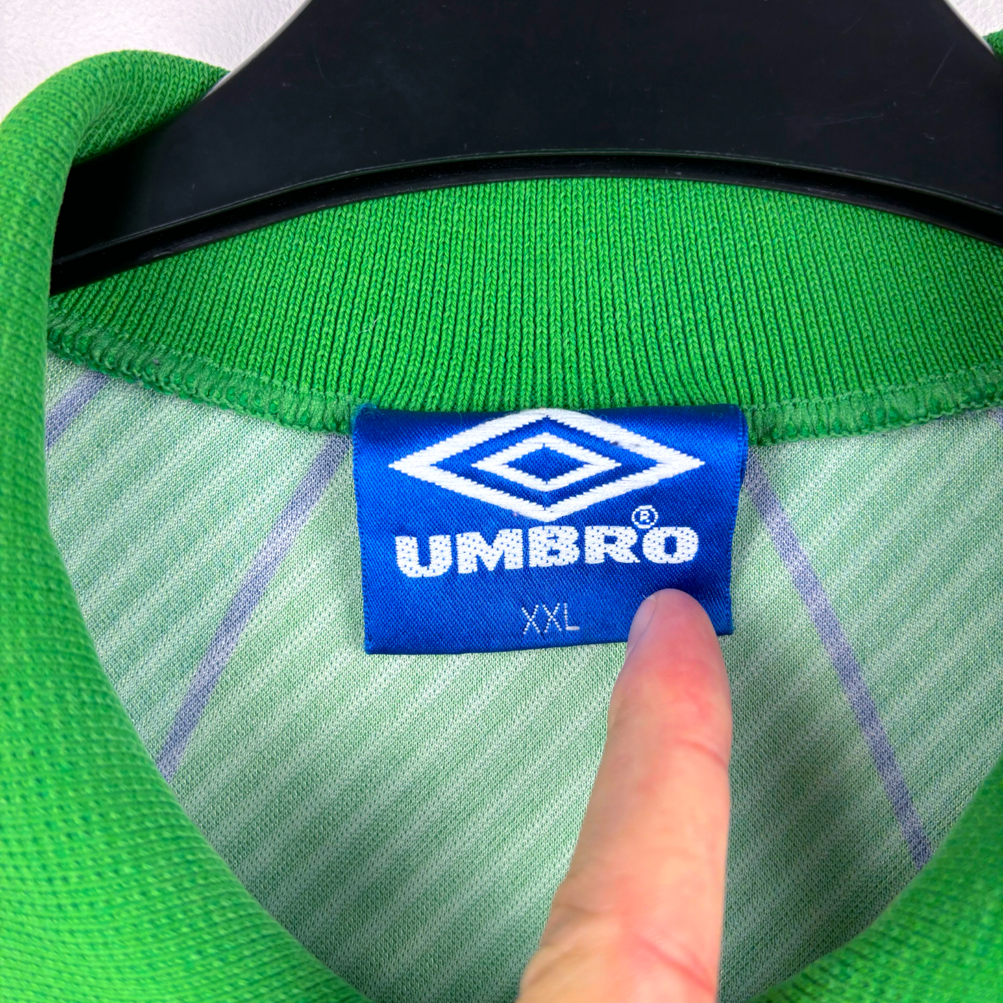 Green collar and blue Umbro brand label on vintage retro football shirt, size XXL. - Eire Ireland 1994/1995/1996 Home Football Shirt Umbro
