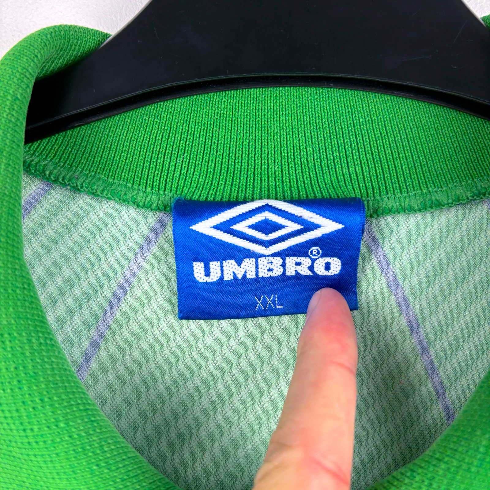 Green collar and blue Umbro brand label on vintage retro football shirt, size XXL. - Eire Ireland 1994/1995/1996 Home Football Shirt Umbro