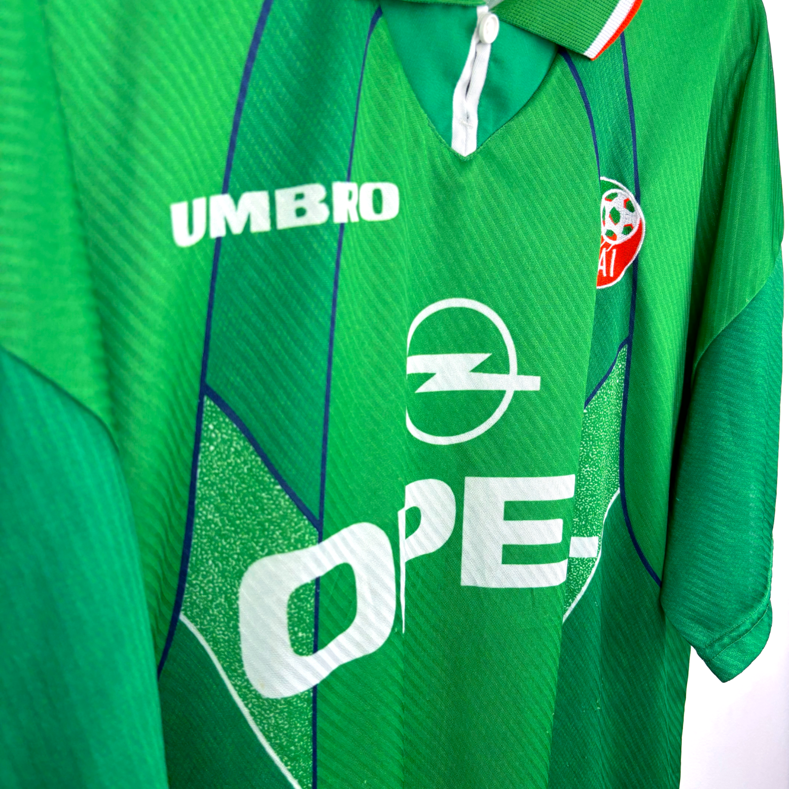 Green vintage football shirt with Umbro logo and Opel sponsor, Ireland 1994-1996 retro soccer jersey. - Eire Ireland 1994/1995/1996 Home Football Shirt Umbro
