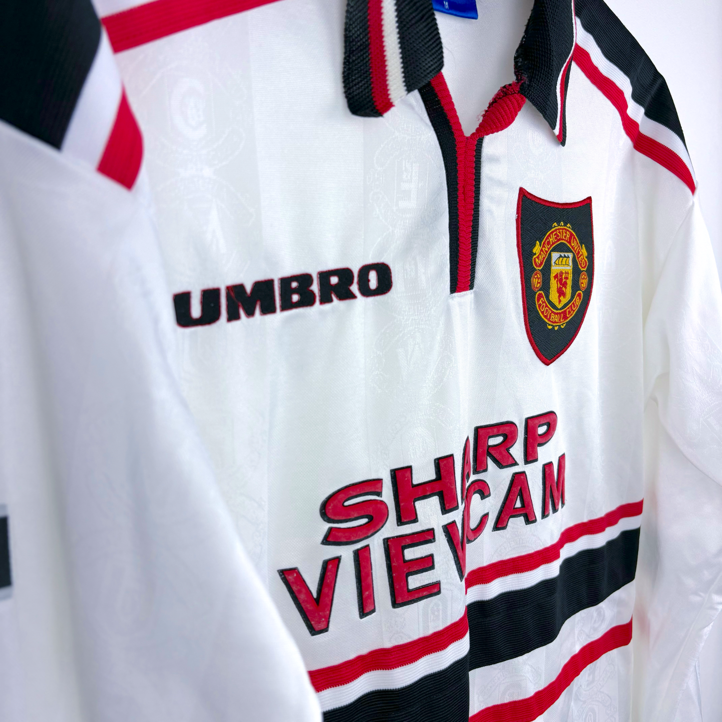 Vintage Manchester United away football shirt 1997-99 with Umbro logo and Sharp sponsor, retro soccer jersey design. - Manchester United 1997/1998/1999 Away Umbro Football Shirt Long Sleeve