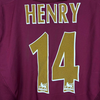 Close-up HENRY 14 nameset view of Arsenal 2005-2006 Nike home retro football jersey.