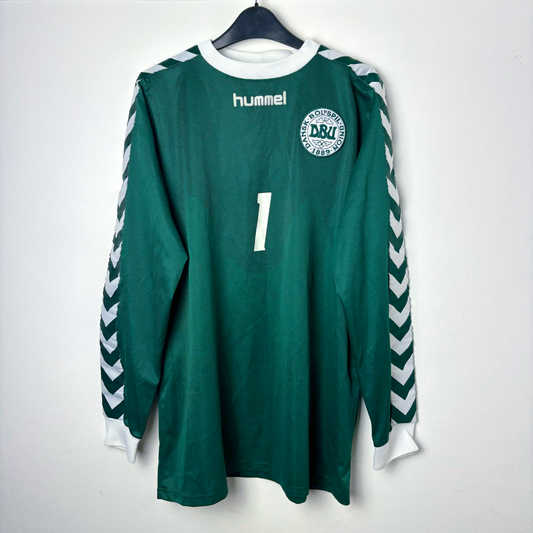 Denmark 2002 goalkeeper/third retro soccer jersey made by Hummel. Forest green body coupled with tapered sleeves donning the classic Hummel chevrons.