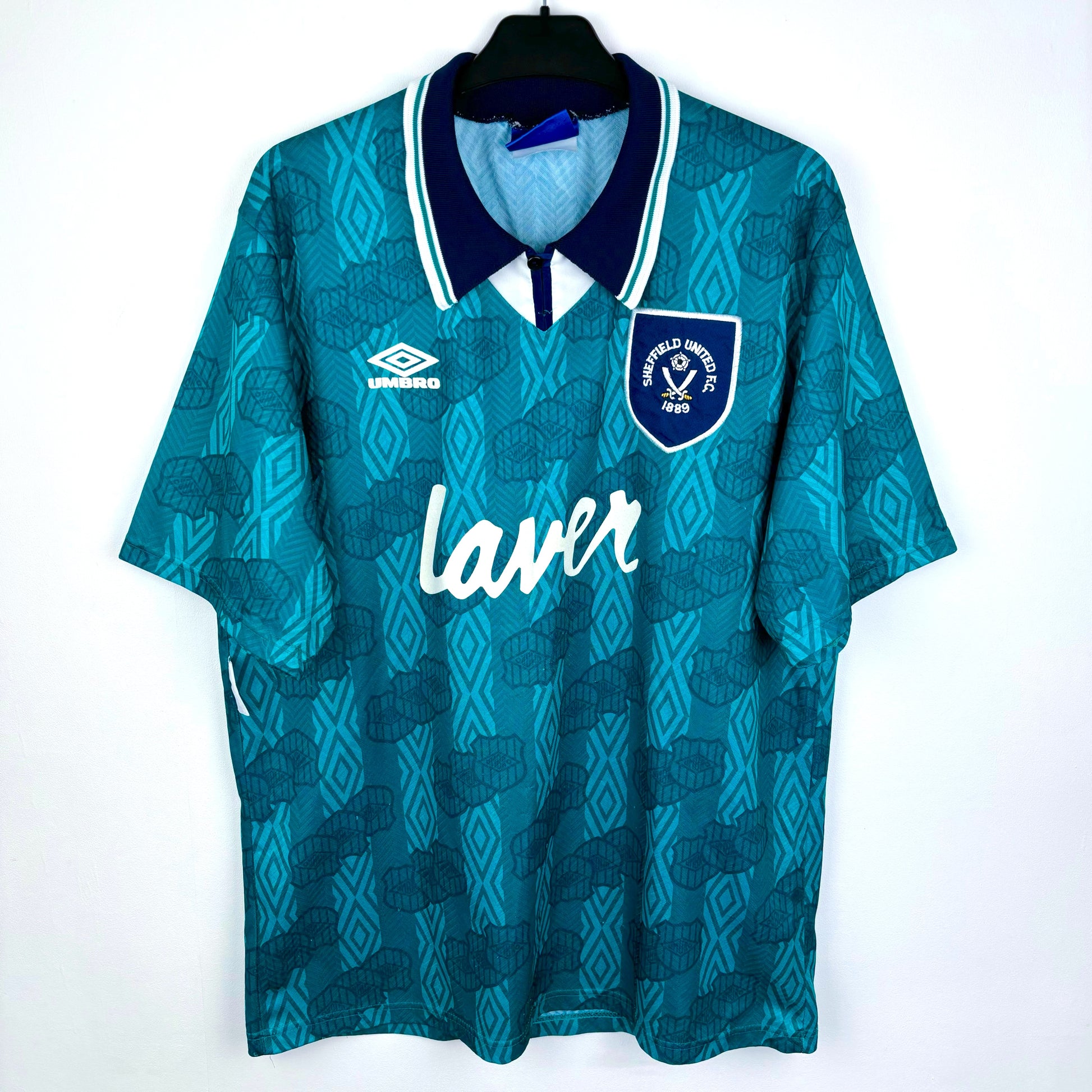 Sheffield United 1994-1995 away retro soccer jersey made by Umbro. Sublimated Umbro pattern in teal/emerald with navy collar